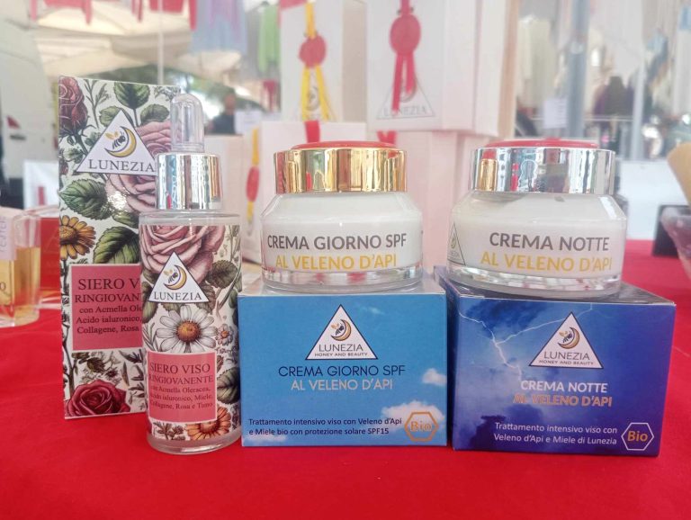 Migliore crema antirughe 70 anni CREME VISO AL VELENO D'API KIT SIERO VISO