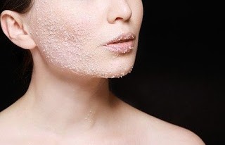 Scrub viso uomo e donna: come depurare la pelle del viso e del corpo