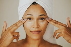 glow up kit rema viso il più potente antirughe naturale massaggio facciale rullo di giada crema contorno occhi Come ringiovanire il contorno occhi con metodi naturali? differenza tra crema giorno e crema notte creme antirughe Acmella Oleracea crema migliori trattamenti viso antiage Crema anti rughe Skincare prima del trucco Come ringiovanire il viso senza bisturi cosa fare per eliminare le rughe del viso? Come eliminare le rughe Crema viso antirughe Ginnastica facciale antirughe quale crema applicare prima del trucco - crema prima del trucco Qual è la migliore crema antirughe per il viso retinolo pelle secca rimedi - rimedi pelle secca Macchie solari viso Crema doposole viso Quale crema viso a 50 anni?