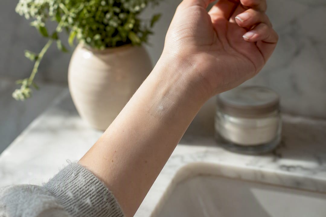 Applicazione del patch test sul polso per allergia cutanea