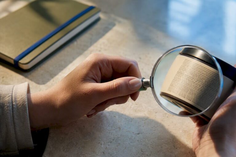Mano che controlla l'etichetta INCI di un prodotto cosmetico