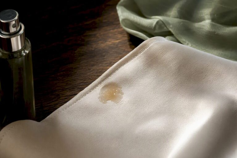 Macchia di profumo su tessuto chiaro
