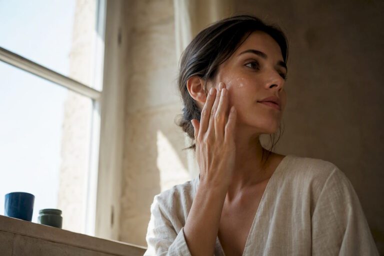 Applicare il siero viso alla luce del mattino