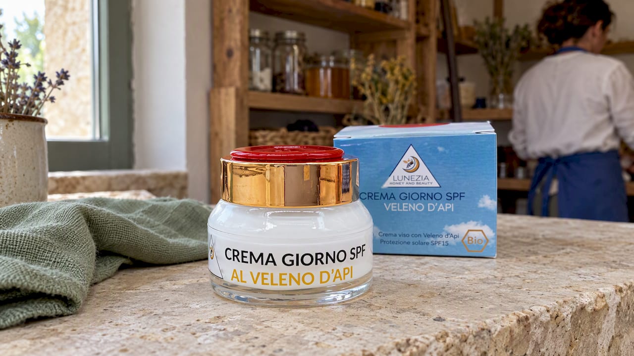 Crema al veleno d'api Lunezia su mensola in stile toscano