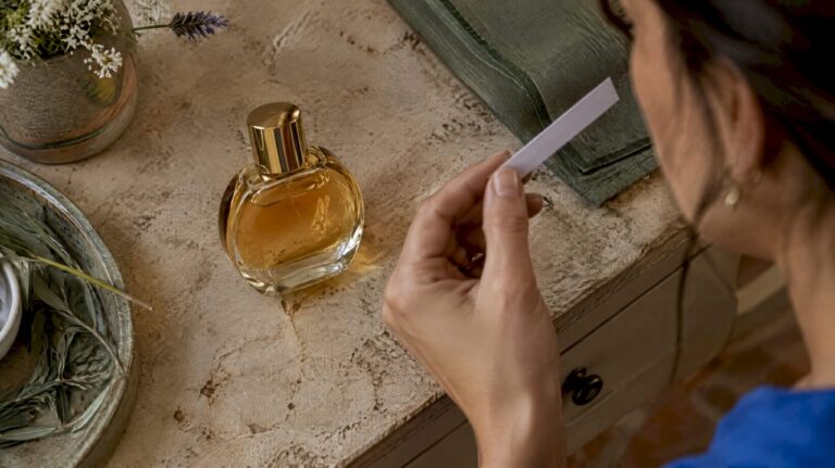Flacone Lunezia provato su cartoncino per profumo