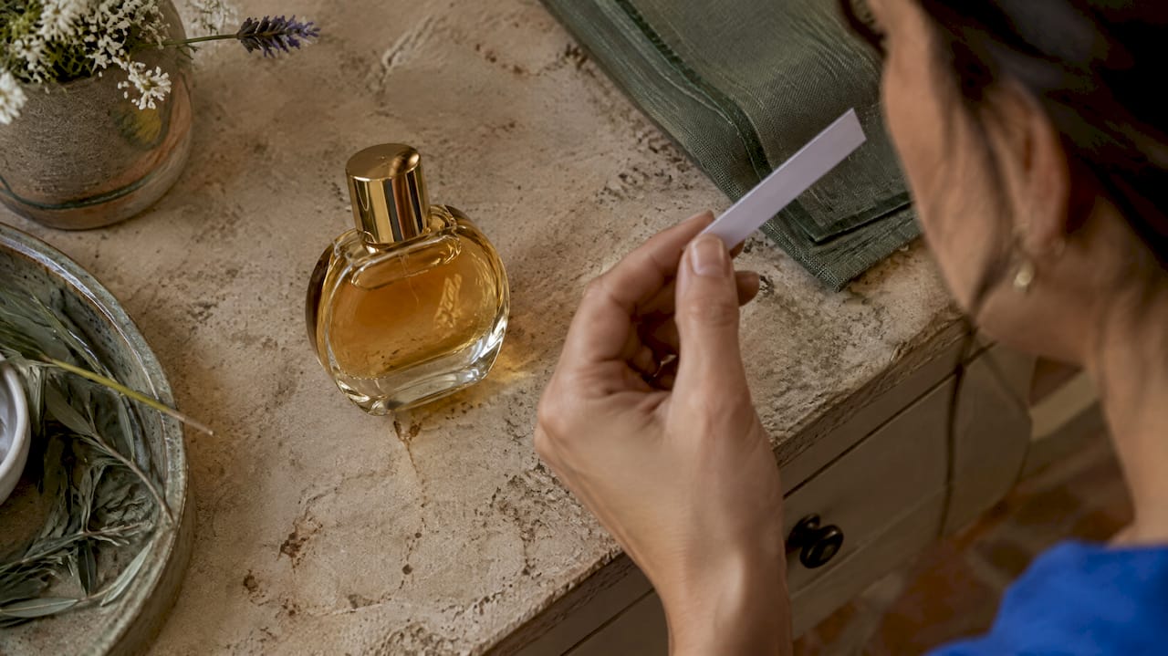 Flacone Lunezia provato su cartoncino per profumo